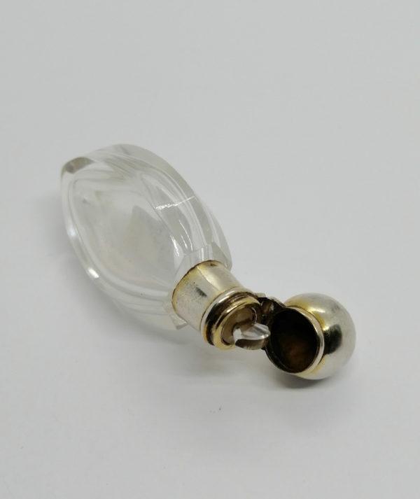 Flacon à sel ou de pâmoison, en cristal transparent, monture argent, 1900. – Image 2