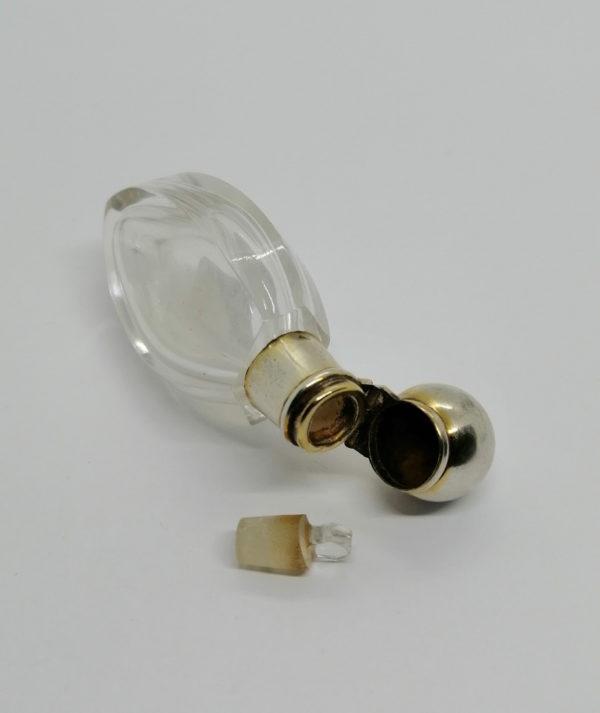 Flacon à sel ou de pâmoison, en cristal transparent, monture argent, 1900. – Image 3