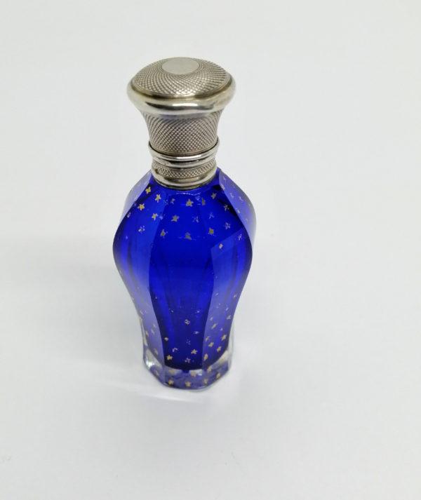 Flacon à sel ou de pâmoison, en cristal bleu, taillé de forme octogonale, argent, fin 19ième siècle.