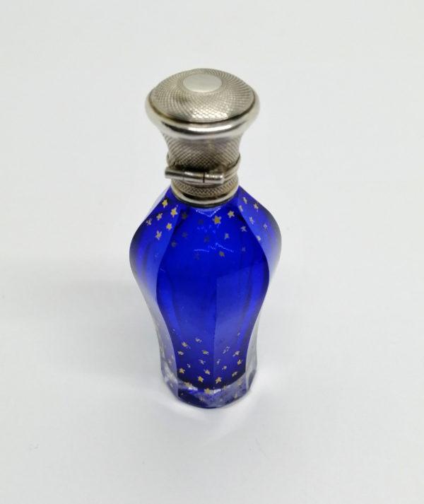 Flacon à sel ou de pâmoison, en cristal bleu, taillé de forme octogonale, argent, fin 19ième siècle. – Image 2