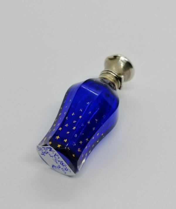 Flacon à sel ou de pâmoison, en cristal bleu, taillé de forme octogonale, argent, fin 19ième siècle. – Image 3