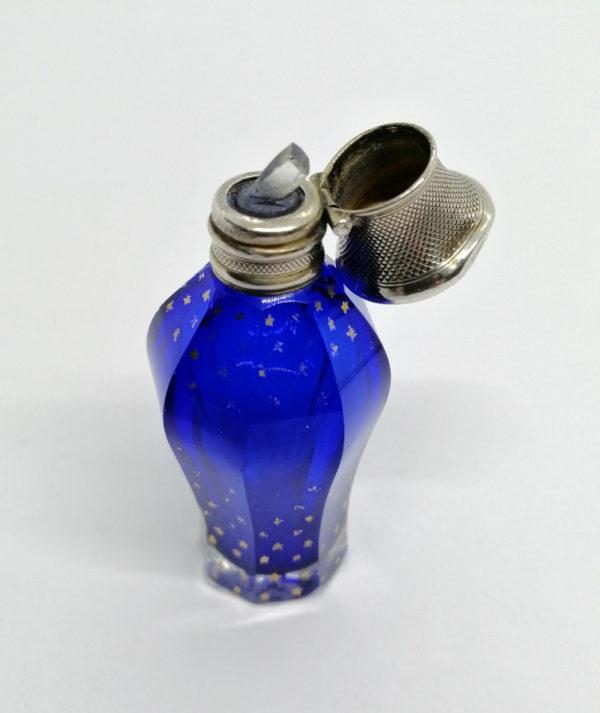 Flacon à sel ou de pâmoison, en cristal bleu, taillé de forme octogonale, argent, fin 19ième siècle. – Image 4