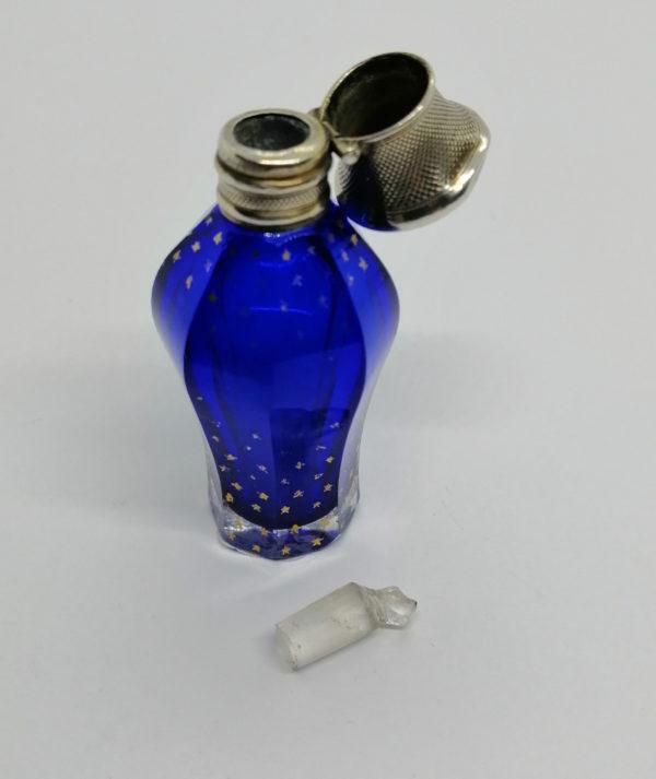 Flacon à sel ou de pâmoison, en cristal bleu, taillé de forme octogonale, argent, fin 19ième siècle. – Image 5