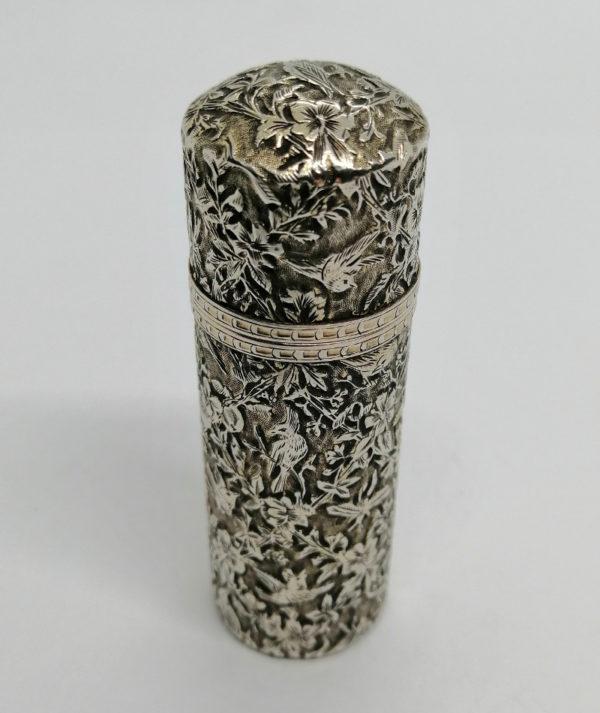 Flacon à sels ou de pâmoison, tout en argent, riche décor de végétaux et de divers oiseaux, 1900.