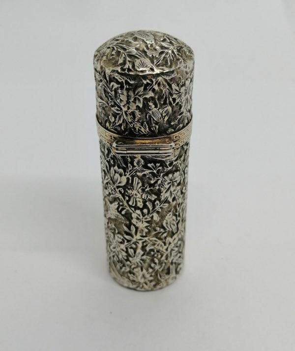 Flacon à sels ou de pâmoison, tout en argent, riche décor de végétaux et de divers oiseaux, 1900. – Image 2
