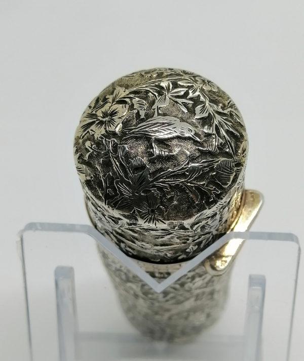 Flacon à sels ou de pâmoison, tout en argent, riche décor de végétaux et de divers oiseaux, 1900. – Image 3