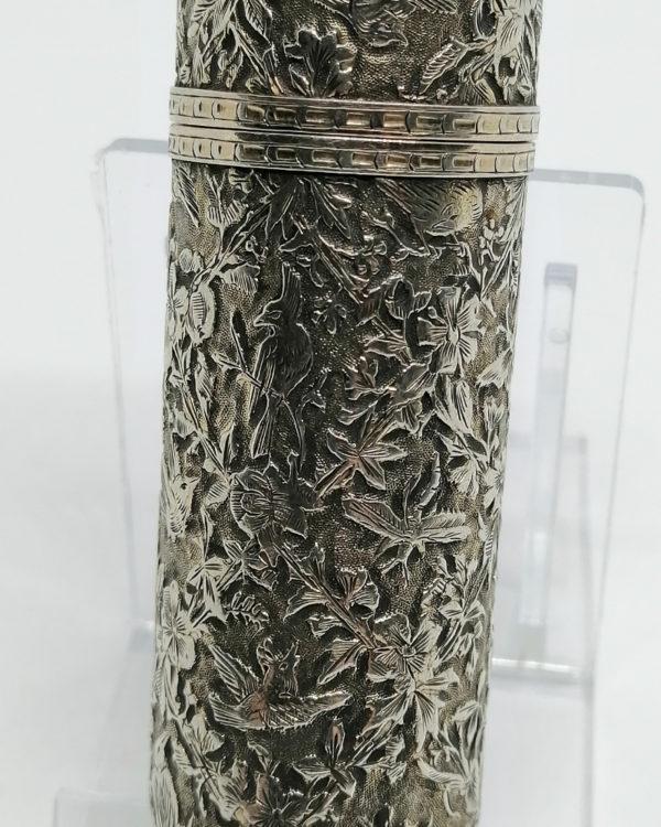 Flacon à sels ou de pâmoison, tout en argent, riche décor de végétaux et de divers oiseaux, 1900. – Image 4