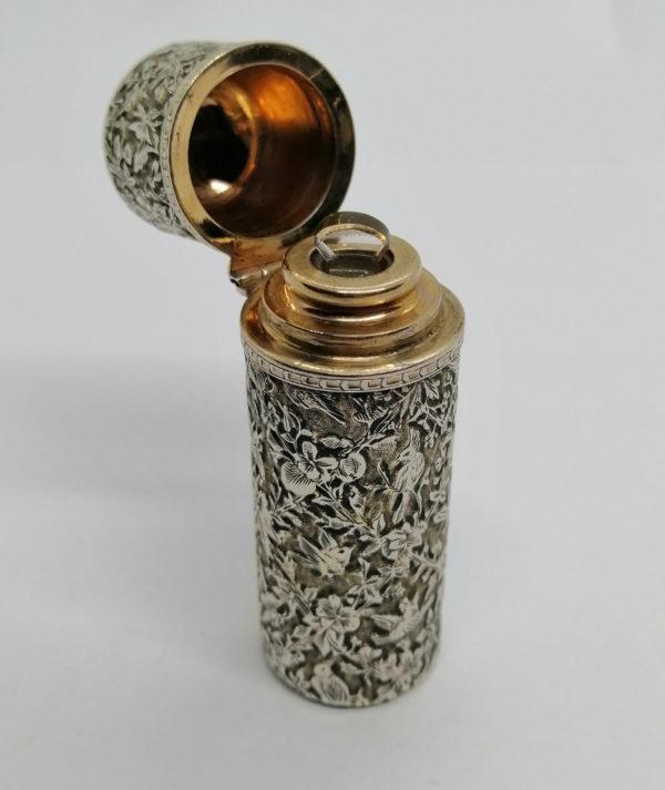 Flacon à sels ou de pâmoison, tout en argent, riche décor de végétaux et de divers oiseaux, 1900. – Image 5