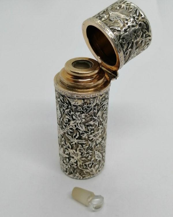 Flacon à sels ou de pâmoison, tout en argent, riche décor de végétaux et de divers oiseaux, 1900. – Image 6