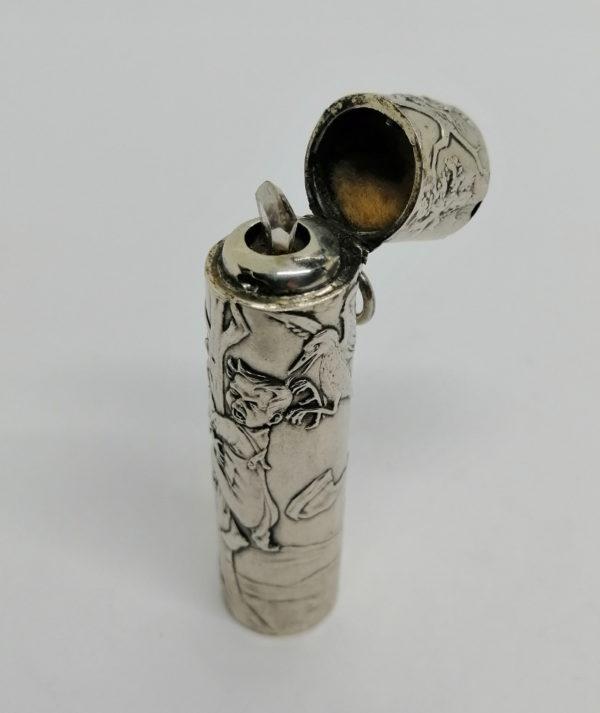 Flacon à sels ou de pâmoison tout en argent, décor garçon et oiseau, 1900. – Image 5