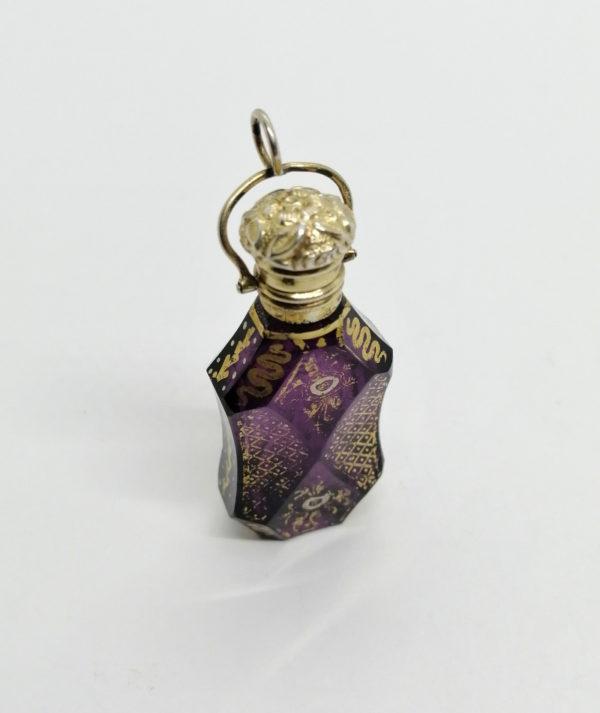 Flacon à sels ou de pâmoison, argent vermeil, cristal coloré et dorure peinte, 19ième siècle.