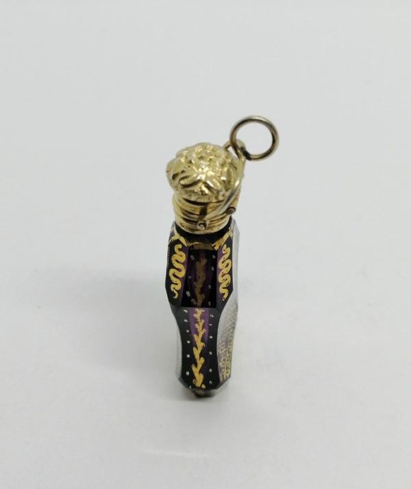 Flacon à sels ou de pâmoison, argent vermeil, cristal coloré et dorure peinte, 19ième siècle. – Image 3