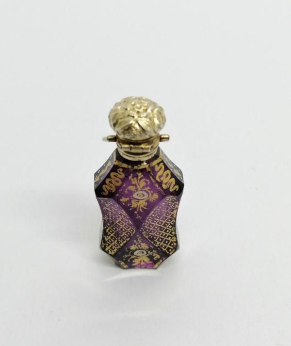 Flacon à sels ou de pâmoison, argent vermeil, cristal coloré et dorure peinte, 19ième siècle. – Image 2