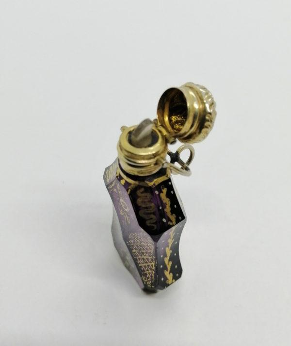 Flacon à sels ou de pâmoison, argent vermeil, cristal coloré et dorure peinte, 19ième siècle. – Image 4