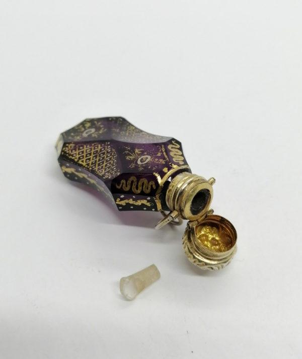 Flacon à sels ou de pâmoison, argent vermeil, cristal coloré et dorure peinte, 19ième siècle. – Image 5