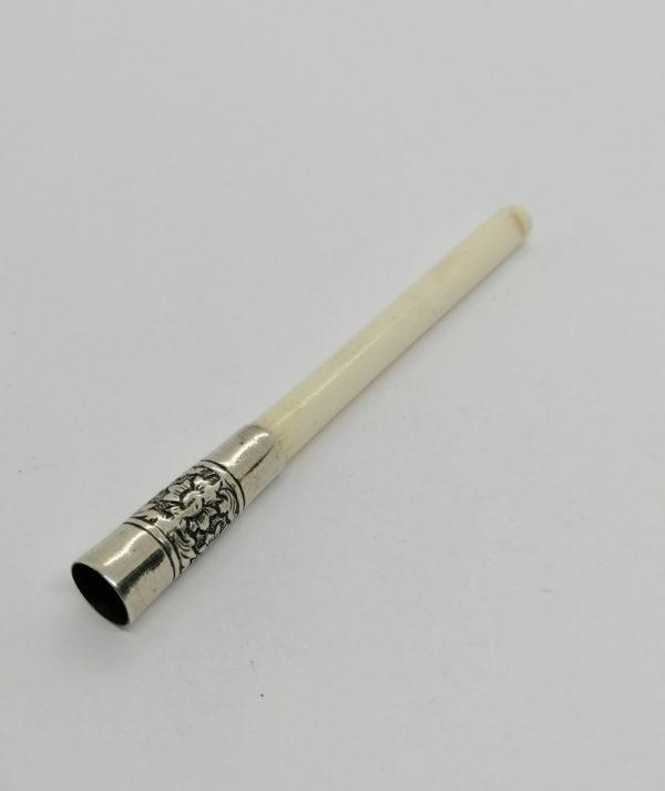 Fume-cigarette en argent, et bakélite blanche, 1925, Art Déco.