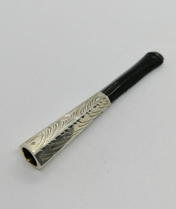 Fume-cigarette en argent, de forme hexagonale et décor gravé, Art Déco vers 1925.
