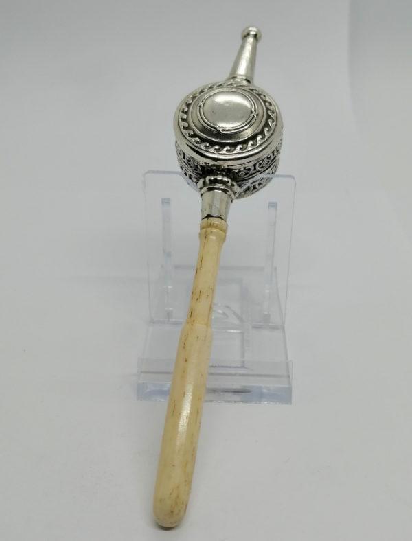 Hochet de bébé, en argent, avec manche en os, et sifflet, milieu 19ième siècle.