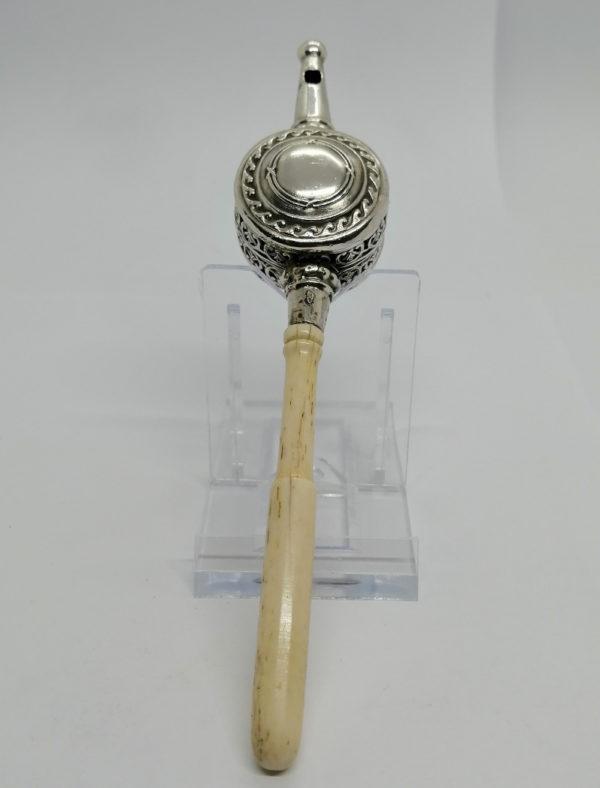 Hochet de bébé, en argent, avec manche en os, et sifflet, milieu 19ième siècle. – Image 2