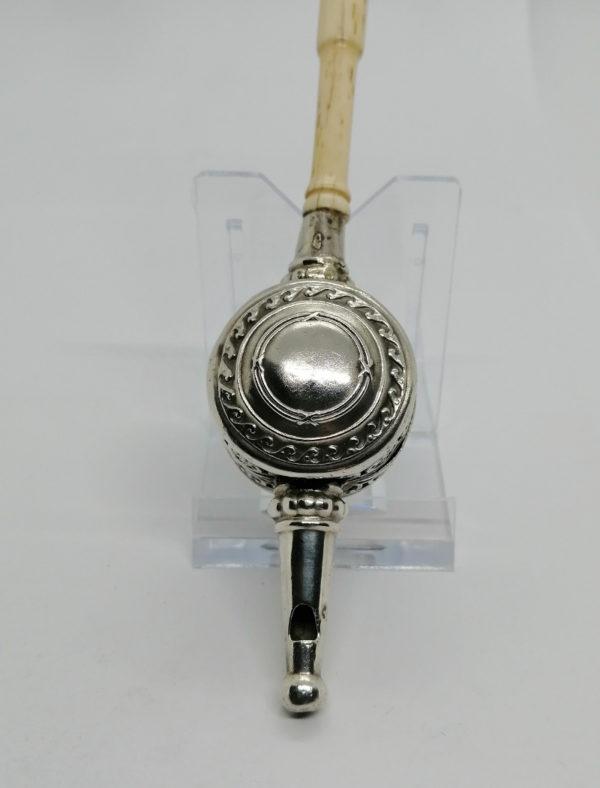 Hochet de bébé, en argent, avec manche en os, et sifflet, milieu 19ième siècle. – Image 3