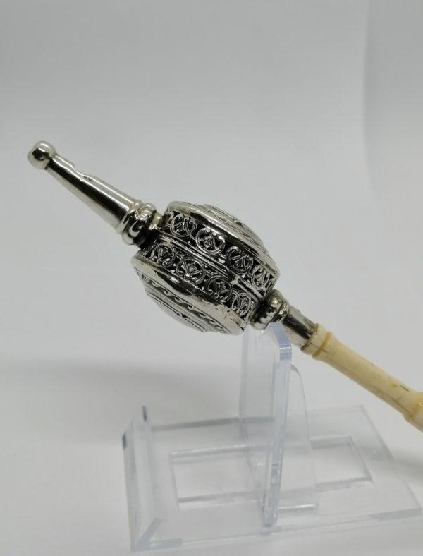 Hochet de bébé, en argent, avec manche en os, et sifflet, milieu 19ième siècle. – Image 4