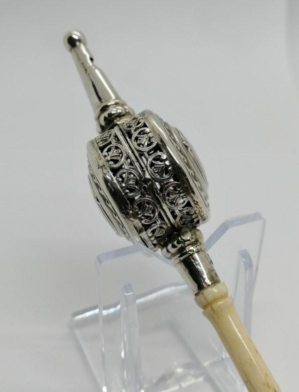 Hochet de bébé, en argent, avec manche en os, et sifflet, milieu 19ième siècle. – Image 5