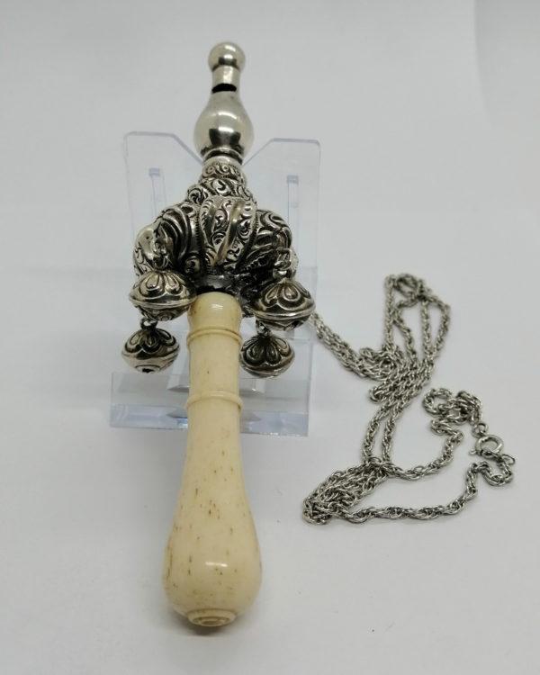 Hochet de bébé à sifflet et grelots, manche en os, richement ouvragé, avec sa chaîne,19ième siècle. – Image 2