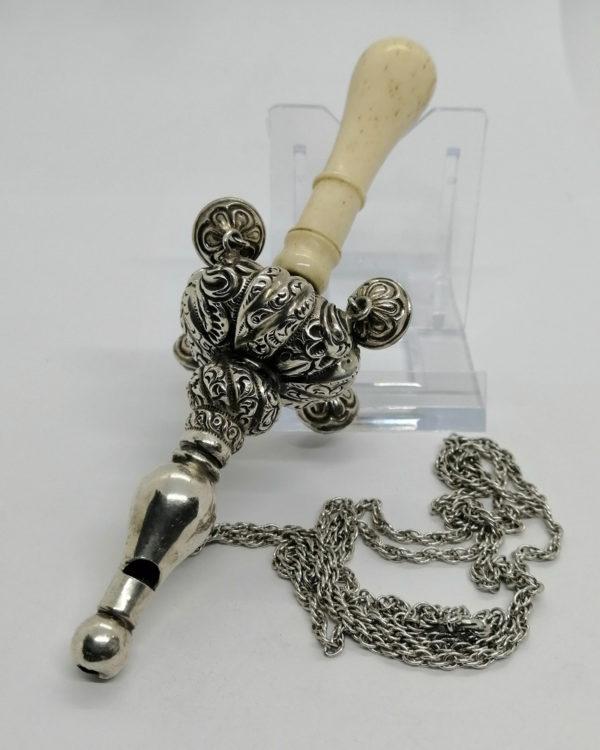Hochet de bébé à sifflet et grelots, manche en os, richement ouvragé, avec sa chaîne,19ième siècle. – Image 3