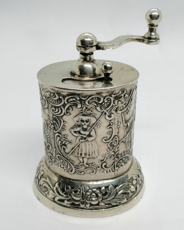 Moulin à poivre en argent massif, fabrication Allemande, Hanau 1900-20.