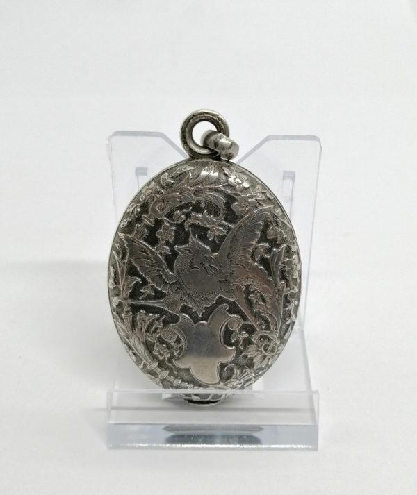Miroir de poche en argent, décor d'un griffon motifs floraux et végétaux, 1900-20.