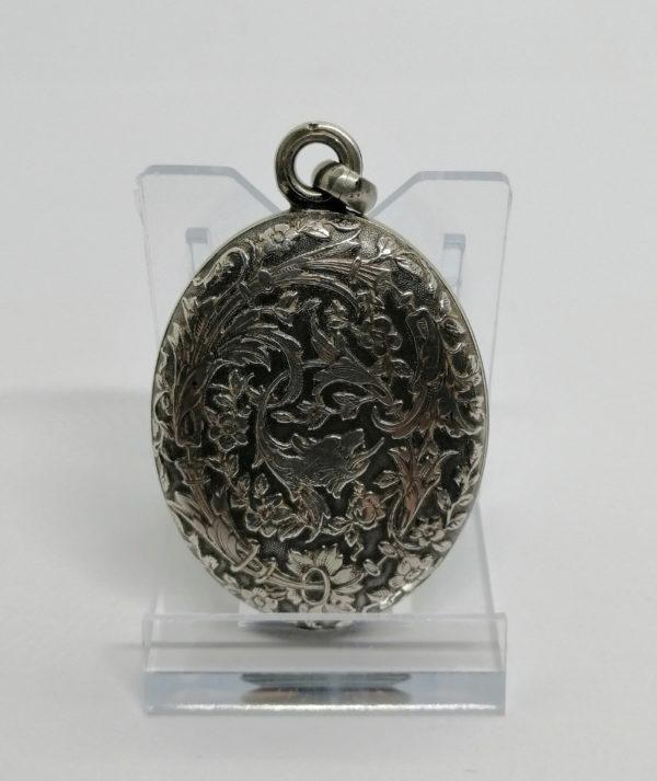 Miroir de poche en argent, décor d'un griffon motifs floraux et végétaux, 1900-20. – Image 2