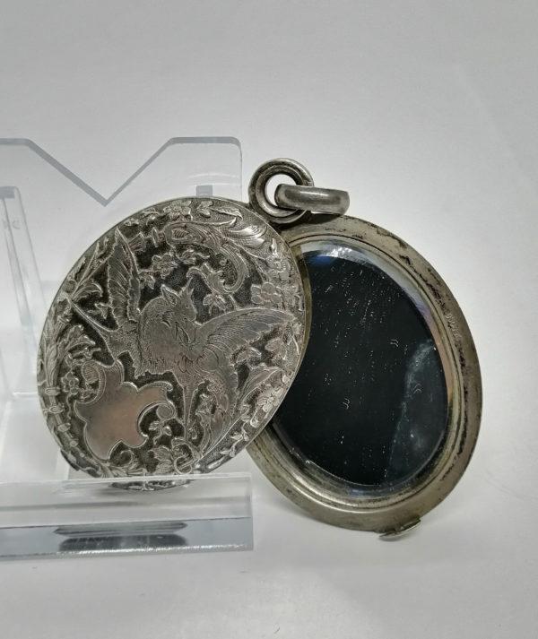 Miroir de poche en argent, décor d'un griffon motifs floraux et végétaux, 1900-20. – Image 3