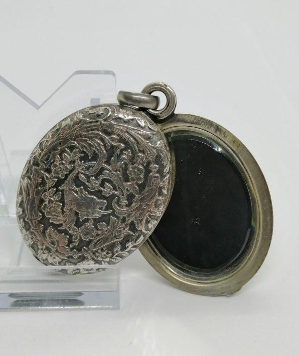 Miroir de poche en argent, décor d'un griffon motifs floraux et végétaux, 1900-20. – Image 4