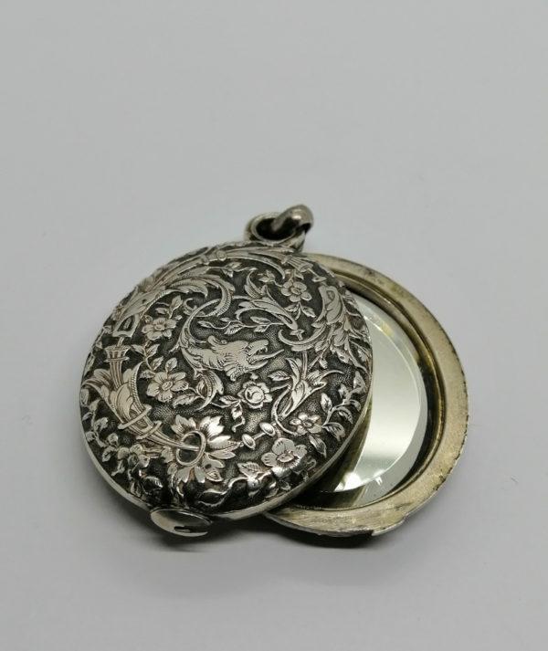 Miroir de poche en argent, décor d'un griffon motifs floraux et végétaux, 1900-20. – Image 5