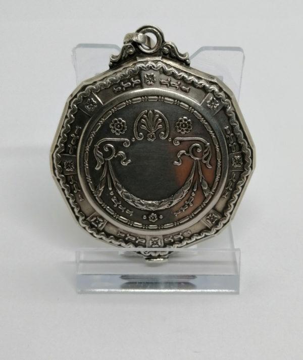 Miroir de poche et photo, argent, ouvragé de frises, 1920.