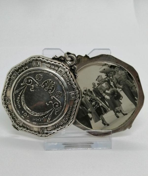 Miroir de poche et photo, argent, ouvragé de frises, 1920. – Image 3