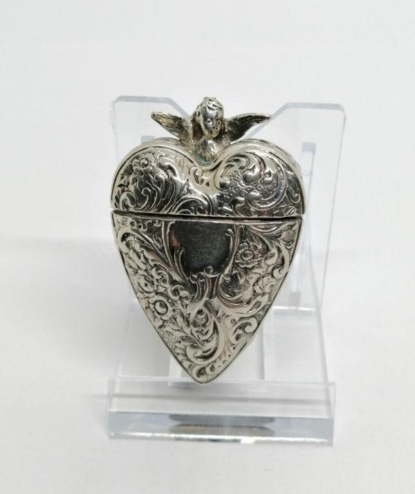Boîte argent en forme de coeur avec ange, décor floral et végétal opulent, 1900-20.