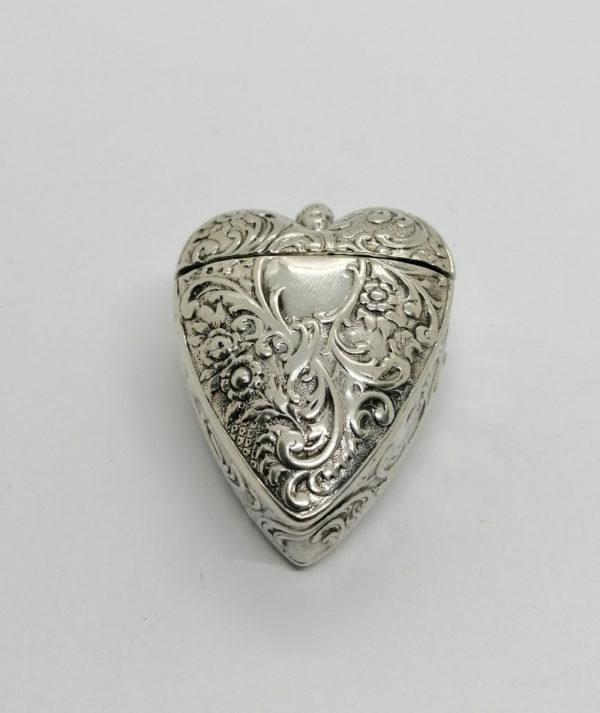 Boîte argent en forme de coeur avec ange, décor floral et végétal opulent, 1900-20. – Image 2