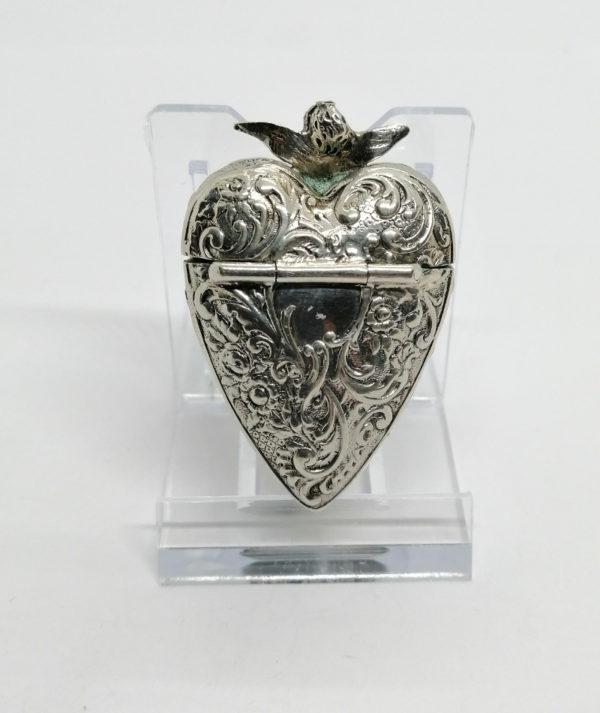 Boîte argent en forme de coeur avec ange, décor floral et végétal opulent, 1900-20. – Image 3