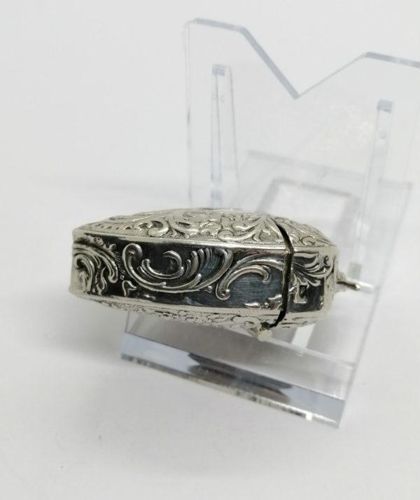 Boîte argent en forme de coeur avec ange, décor floral et végétal opulent, 1900-20. – Image 4