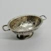 Petite coupe miniature sur pied avec anses, et décor floral, 1900-30.