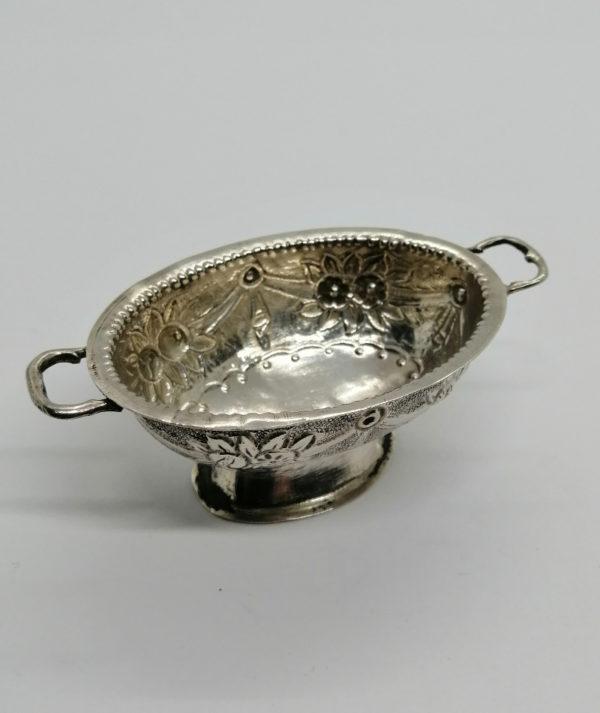 Petite coupe miniature sur pied avec anses, et décor floral, 1900-30.