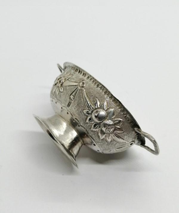 Petite coupe miniature sur pied avec anses, et décor floral, 1900-30. – Image 2