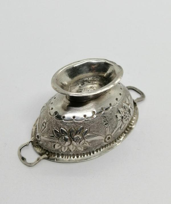 Petite coupe miniature sur pied avec anses, et décor floral, 1900-30. – Image 3