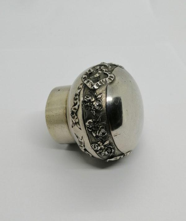 Pommeau de canne en argent, motifs ruban et roses, 1900.