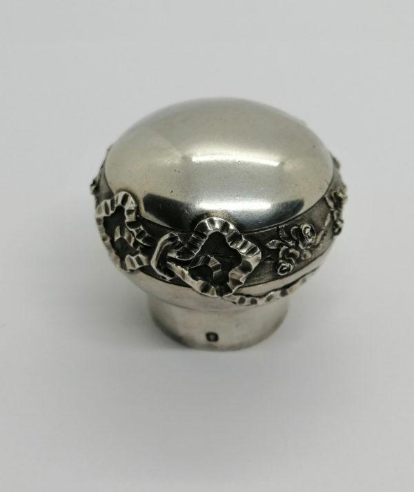 Pommeau de canne en argent, motifs ruban et roses, 1900. – Image 2