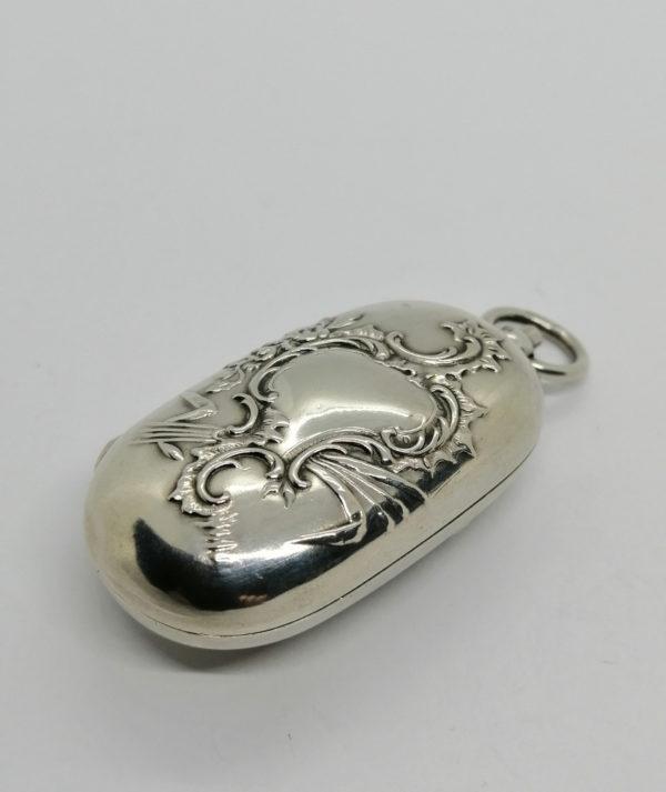 Porte-pièce de monnaies, en argent, deux tailles, décor coquille et fleurs, 1900.