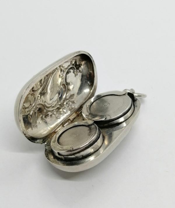 Porte-pièce de monnaies, en argent, deux tailles, décor coquille et fleurs, 1900. – Image 3