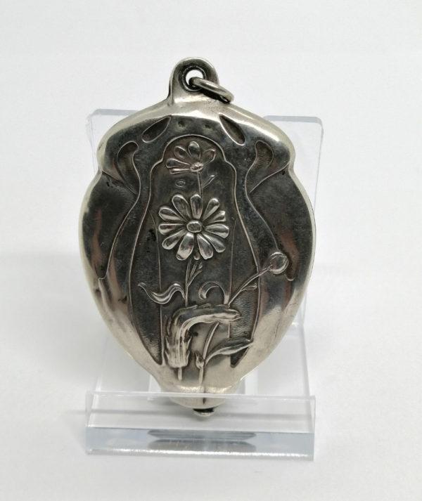 Porte-photo de poche, en argent de forme typique de l'Art Nouveau, 1900.