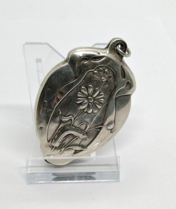 Porte-photo de poche, en argent de forme typique de l'Art Nouveau, 1900. – Image 2